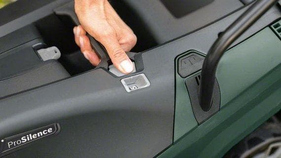 aku sekačka Bosch UniversalRotak 555 sečení