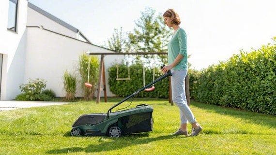 aku sekačka Bosch UniversalRotak 555 záběr