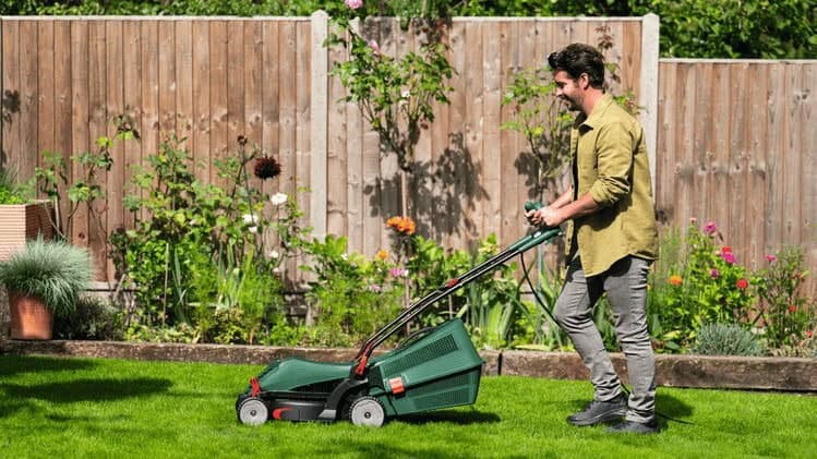 Recenze elektrické sekačky Bosch UniversalRotak 37-555 - ovládání a údržba