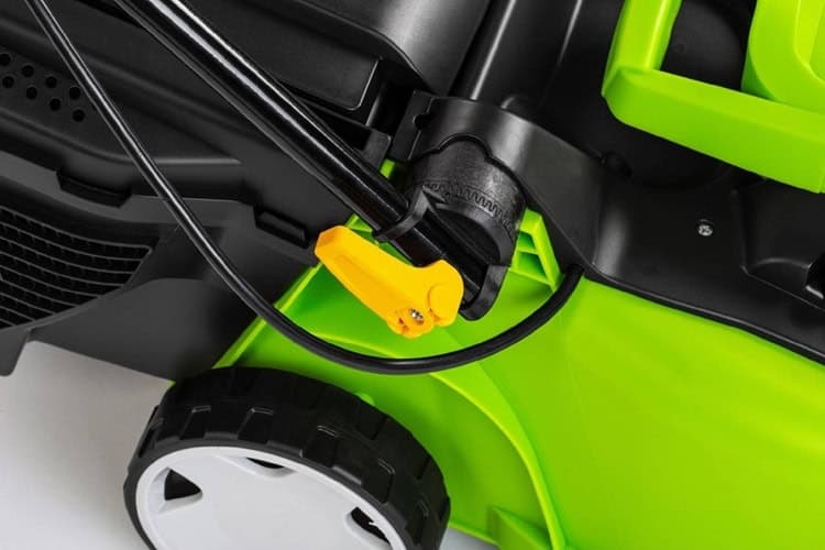 Recenze elektrické sekačky Fieldmann FZR 2025-E - ovládání a údržba